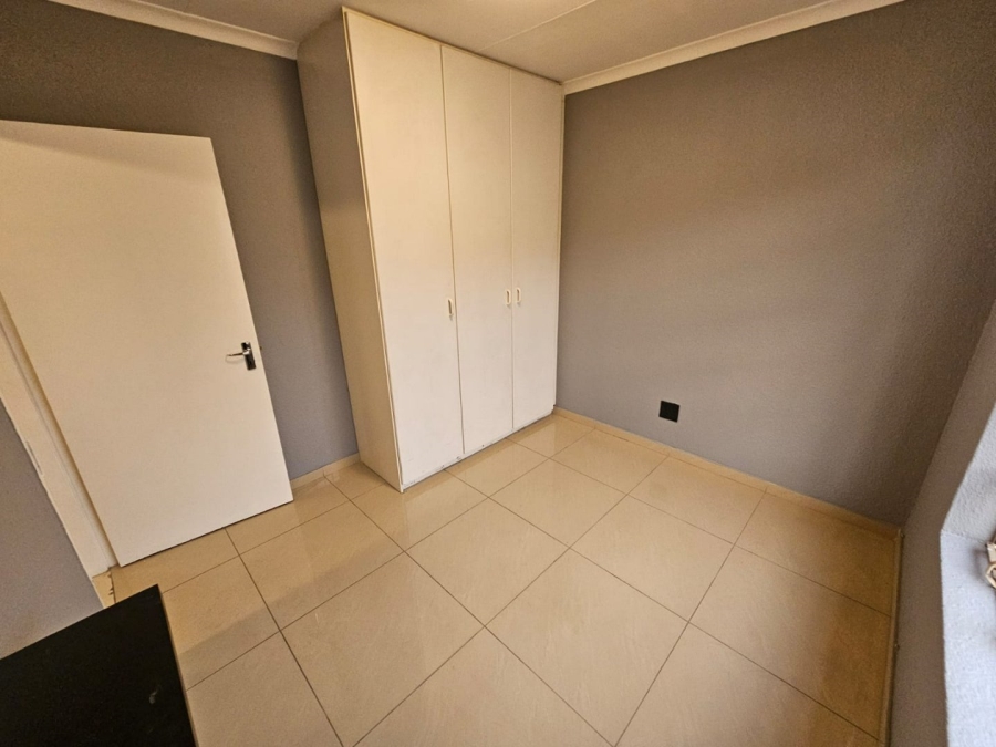 To Let 3 Bedroom Property for Rent in Heuwelsig Estate Gauteng