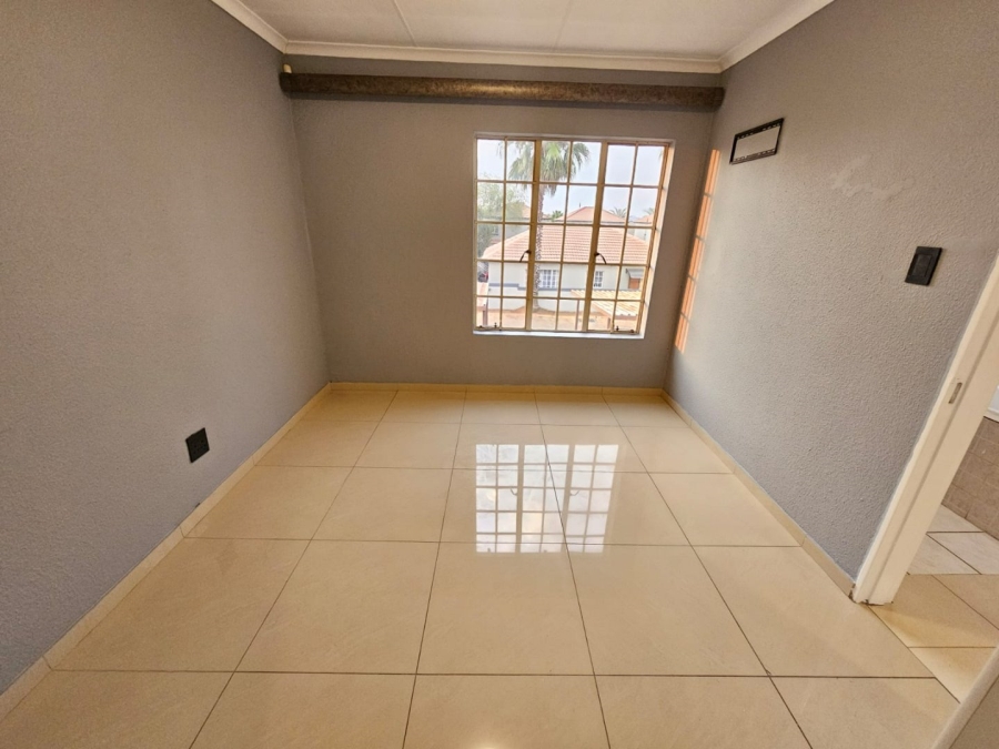 To Let 3 Bedroom Property for Rent in Heuwelsig Estate Gauteng