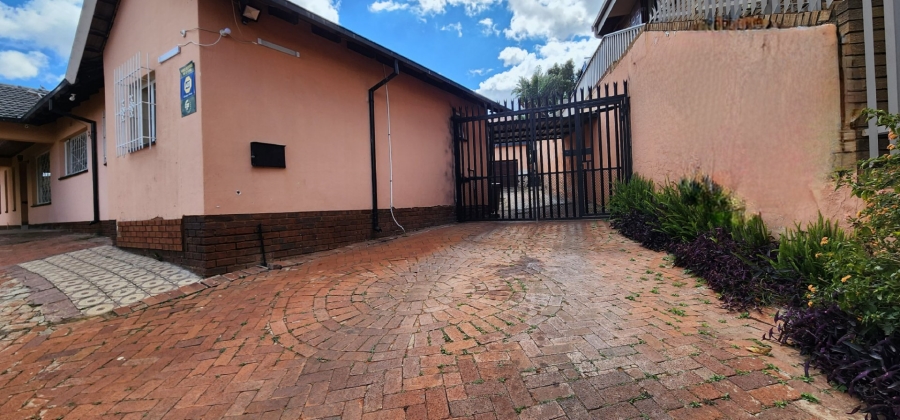 4 Bedroom Property for Sale in Laudium Gauteng