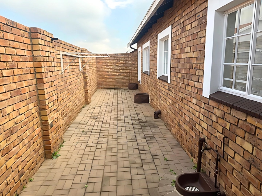 2 Bedroom Property for Sale in Wilro Park Gauteng