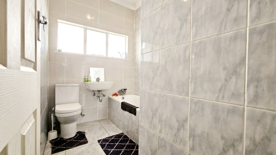 3 Bedroom Property for Sale in Three Rivers Proper Gauteng