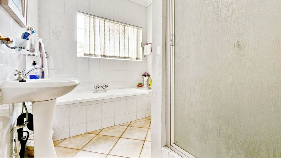 3 Bedroom Property for Sale in Three Rivers Proper Gauteng