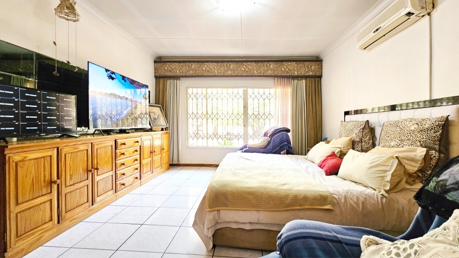 5 Bedroom Property for Sale in Roodia Gauteng