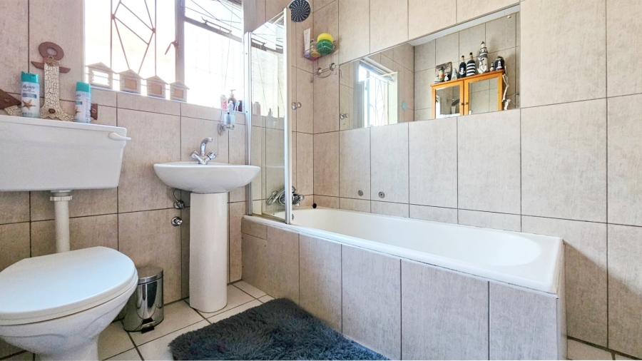 2 Bedroom Property for Sale in Peacehaven Gauteng