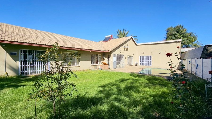5 Bedroom Property for Sale in Falcon Ridge Gauteng