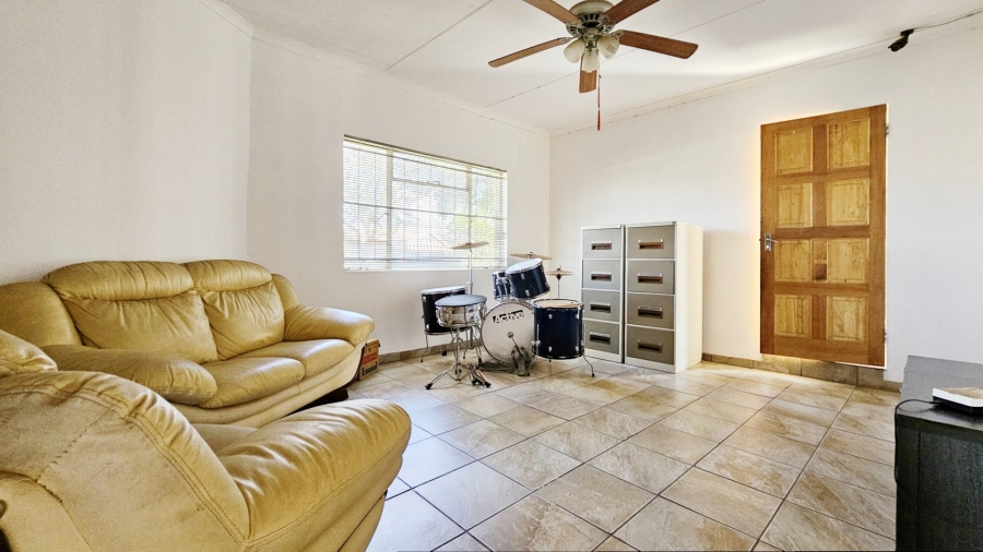 5 Bedroom Property for Sale in Falcon Ridge Gauteng