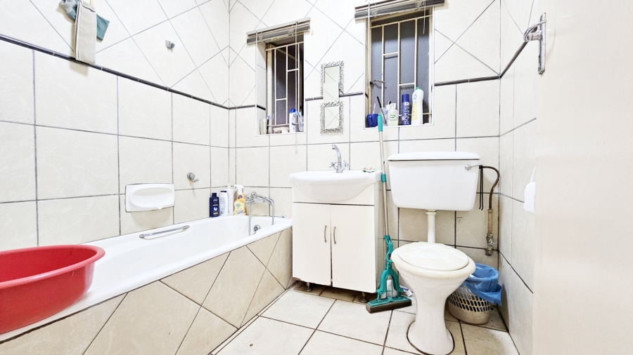 5 Bedroom Property for Sale in Falcon Ridge Gauteng