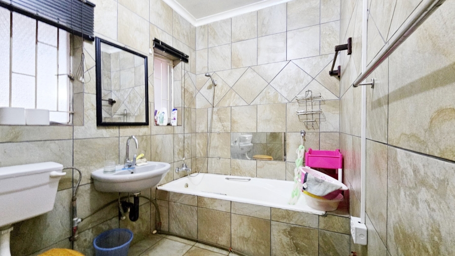 5 Bedroom Property for Sale in Falcon Ridge Gauteng