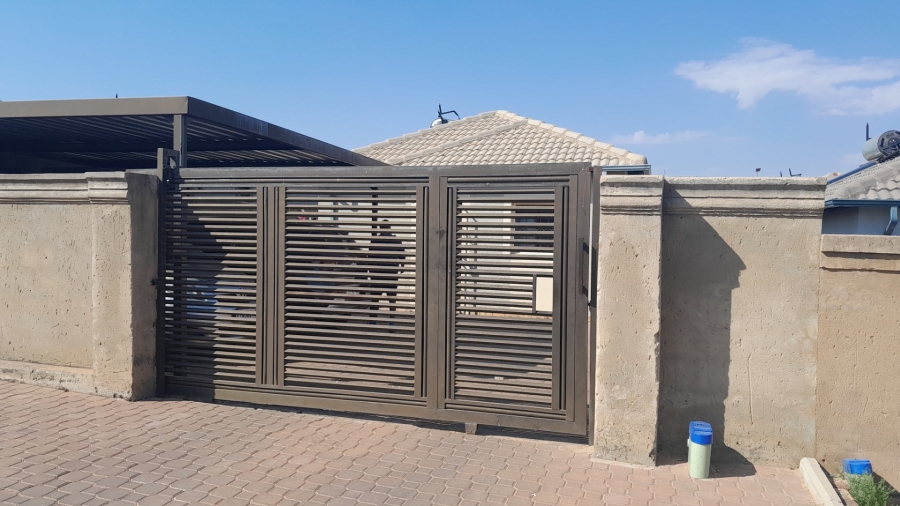 2 Bedroom Property for Sale in Clayville Gauteng