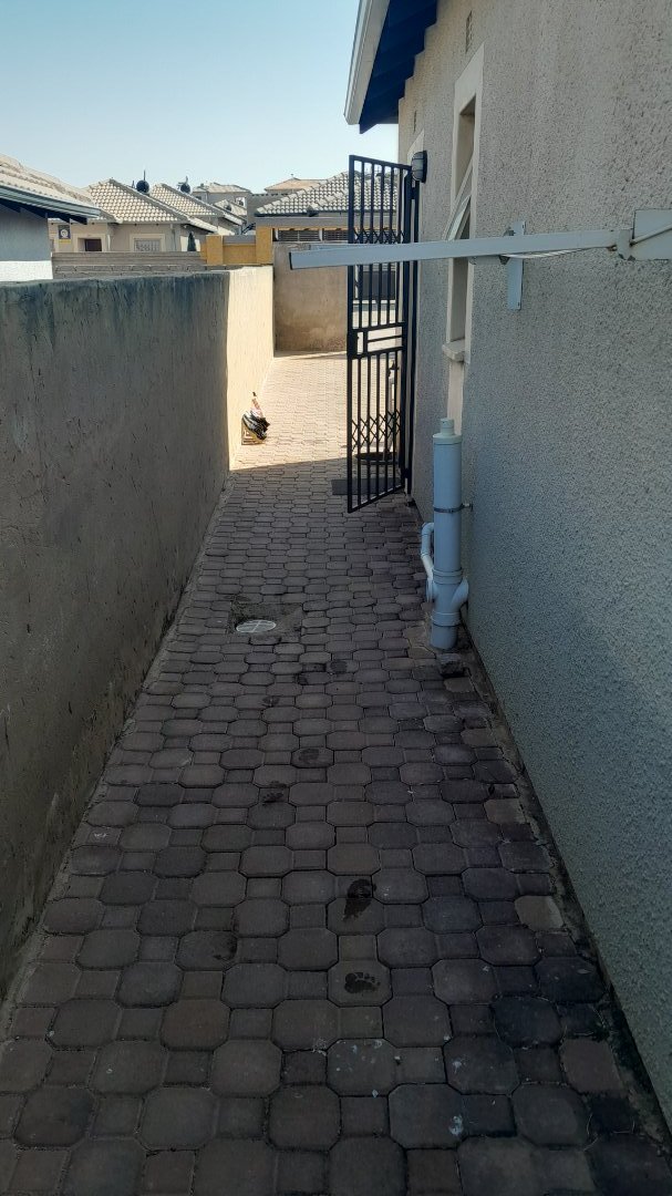 2 Bedroom Property for Sale in Clayville Gauteng