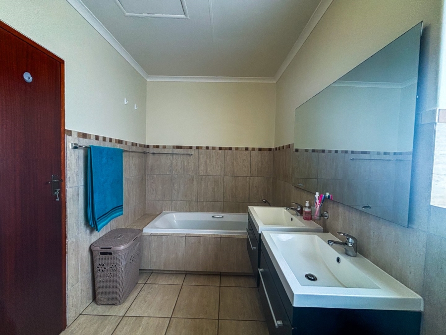 4 Bedroom Property for Sale in Noordwyk Gauteng