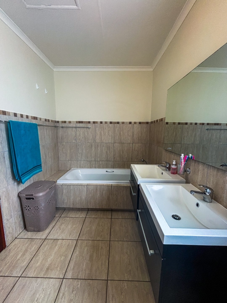 4 Bedroom Property for Sale in Noordwyk Gauteng