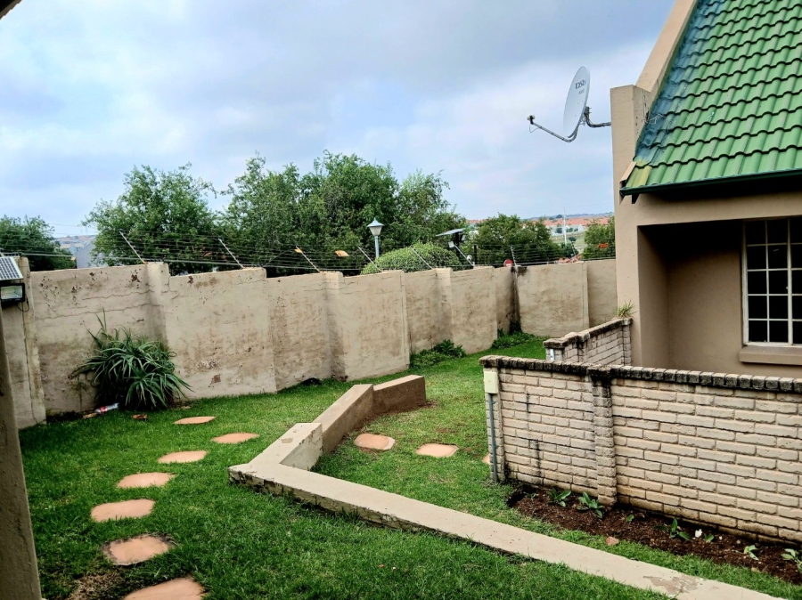 To Let 2 Bedroom Property for Rent in Kosmosdal Gauteng