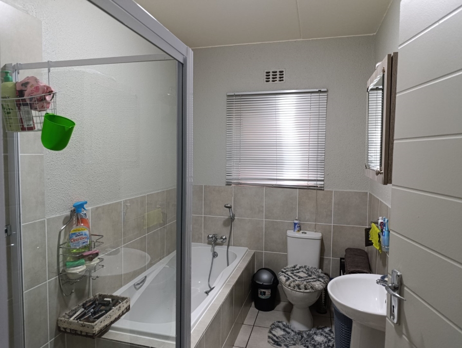 3 Bedroom Property for Sale in Klippoortjie Gauteng