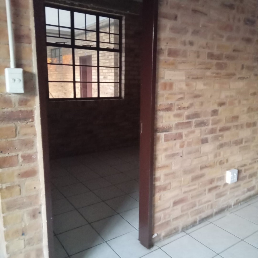 To Let 1 Bedroom Property for Rent in Troyeville Gauteng
