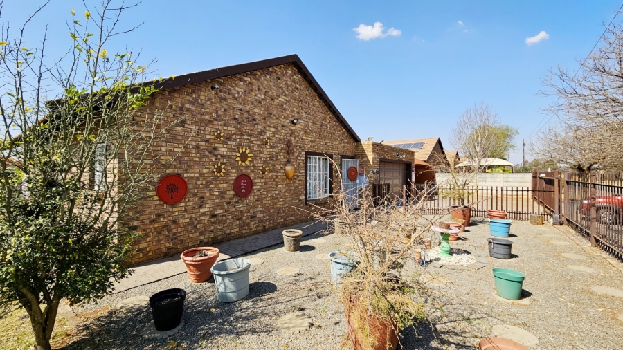 3 Bedroom Property for Sale in Kookrus Gauteng