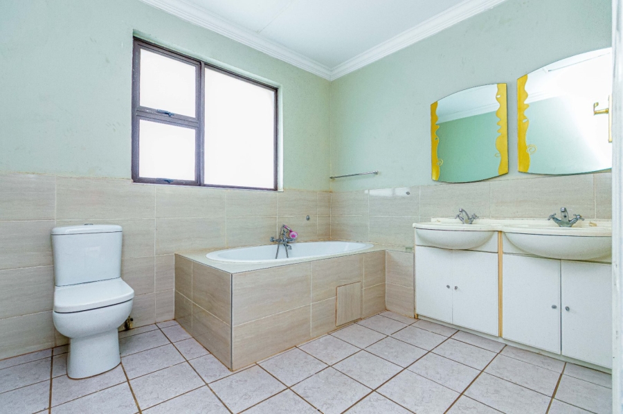 5 Bedroom Property for Sale in Glenvista Gauteng