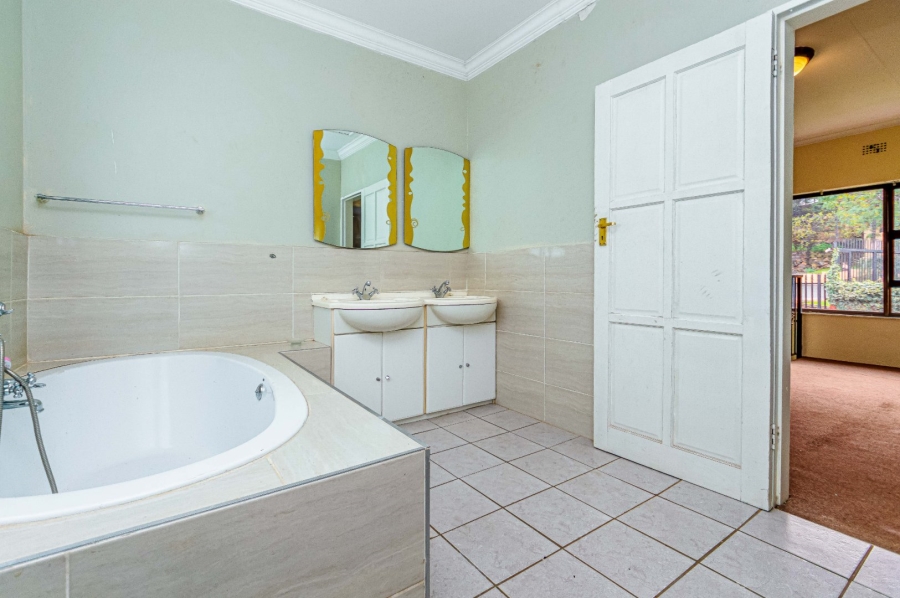 5 Bedroom Property for Sale in Glenvista Gauteng