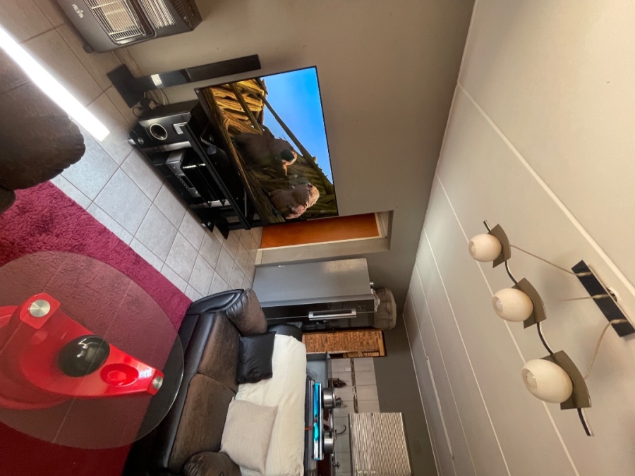 2 Bedroom Property for Sale in Chloorkop Gauteng