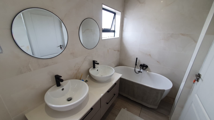 4 Bedroom Property for Sale in Blue Valley Golf Estate Gauteng