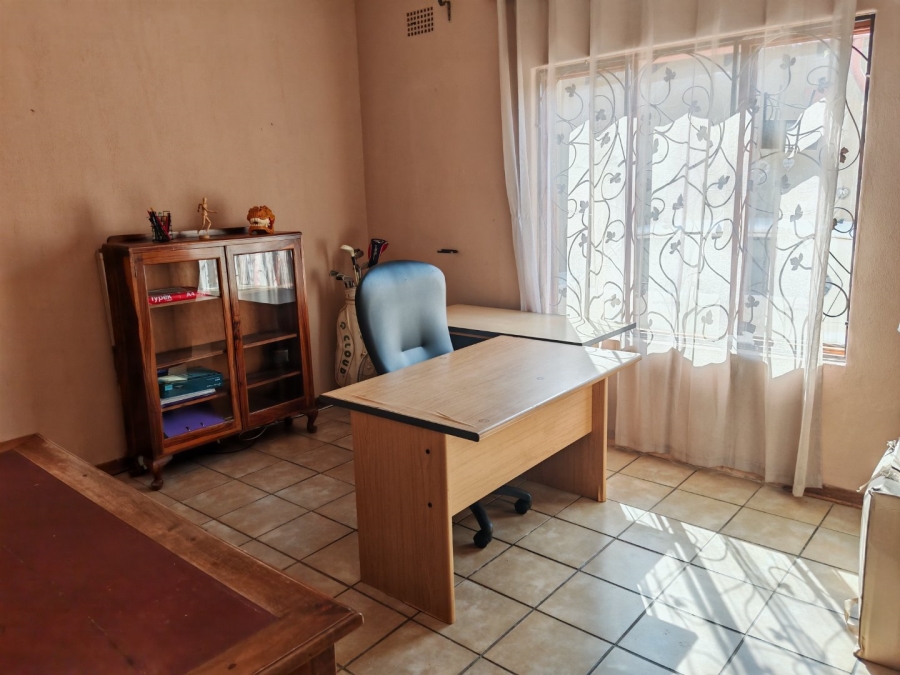 6 Bedroom Property for Sale in Rosebank Gauteng