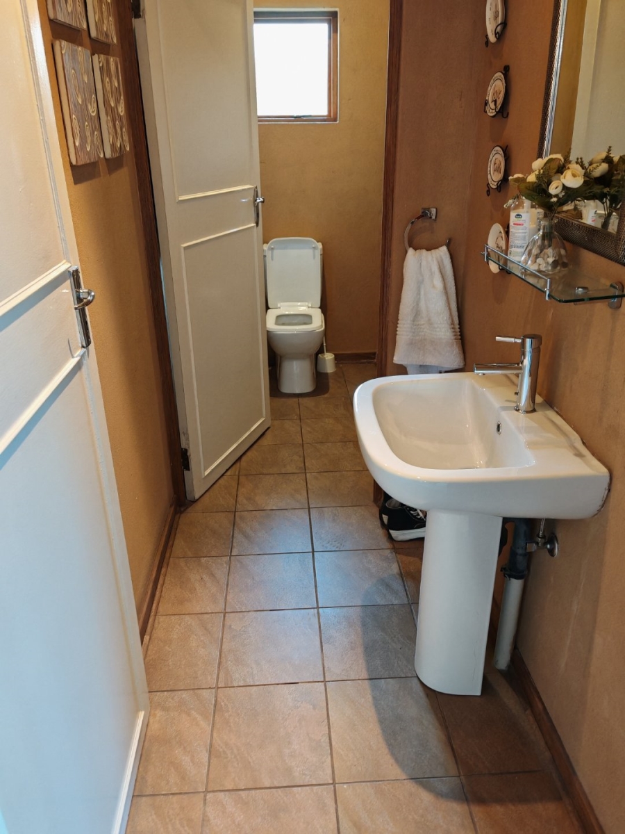 6 Bedroom Property for Sale in Rosebank Gauteng