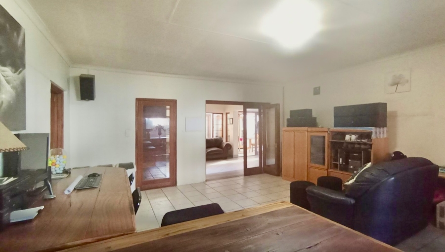 4 Bedroom Property for Sale in Silver Lakes Gauteng