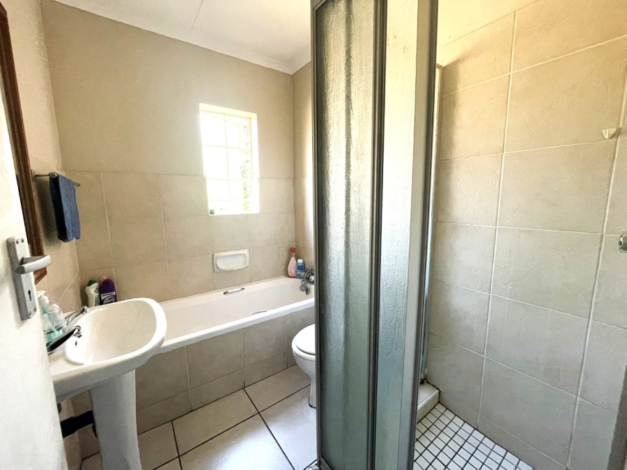2 Bedroom Property for Sale in Die Hoewes Gauteng