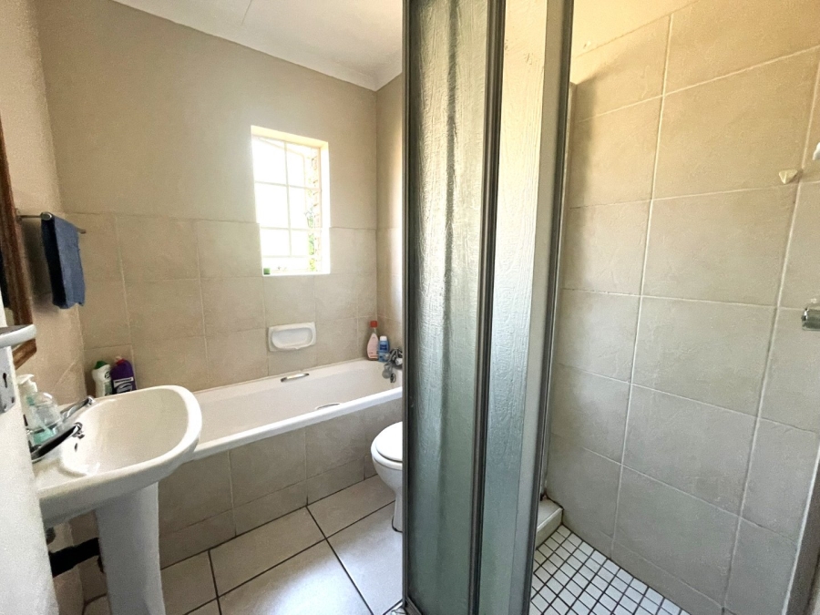2 Bedroom Property for Sale in Die Hoewes Gauteng