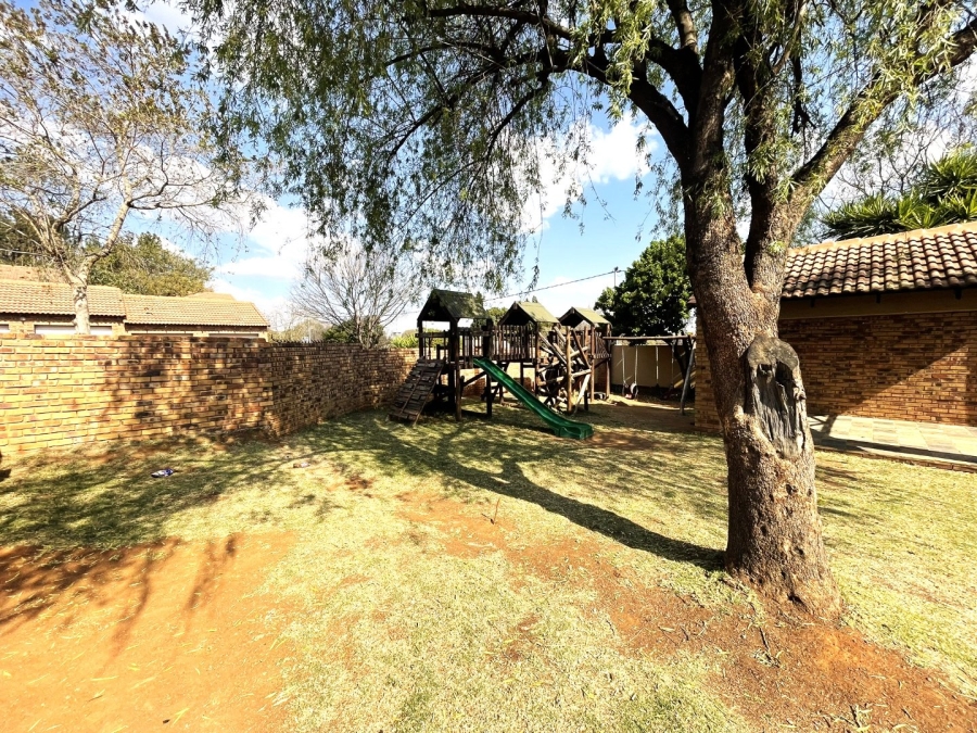 2 Bedroom Property for Sale in Die Hoewes Gauteng