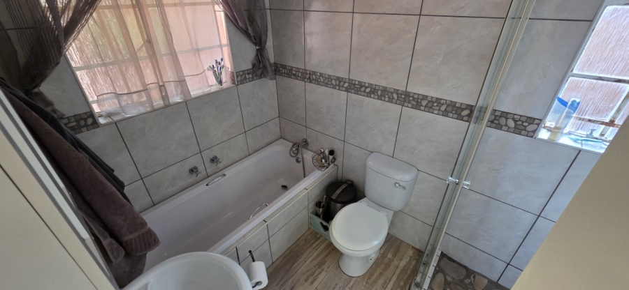 4 Bedroom Property for Sale in Eldoraigne Gauteng