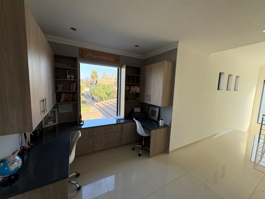 4 Bedroom Property for Sale in Willow Acres Ext 10 Gauteng