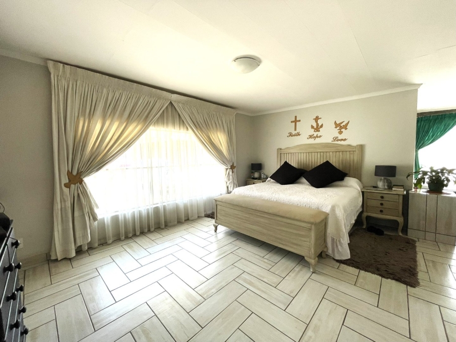 7 Bedroom Property for Sale in Valhalla Gauteng