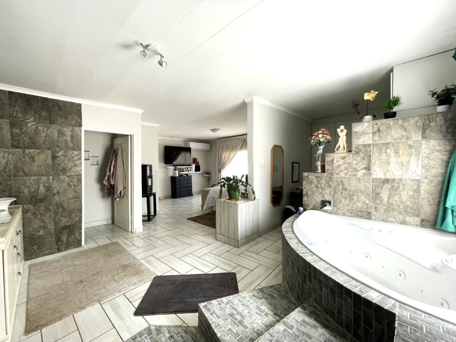 7 Bedroom Property for Sale in Valhalla Gauteng