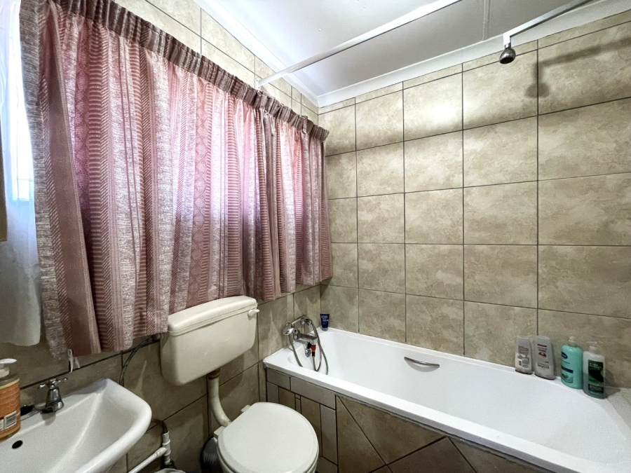 7 Bedroom Property for Sale in Valhalla Gauteng
