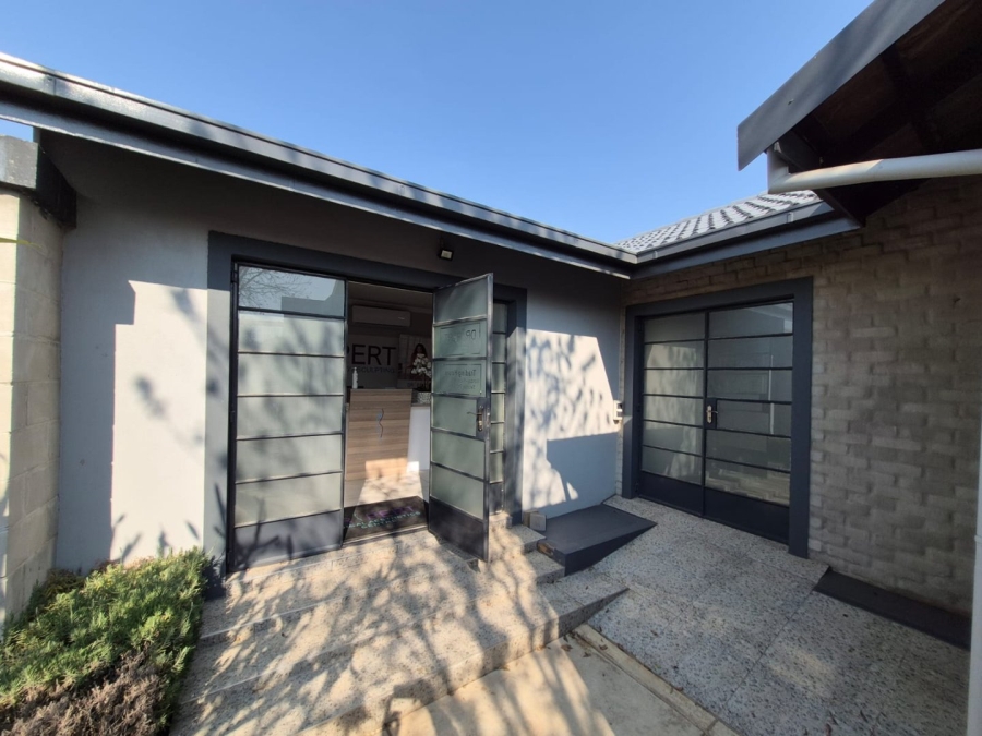 1 Bedroom Property for Sale in Garsfontein Gauteng