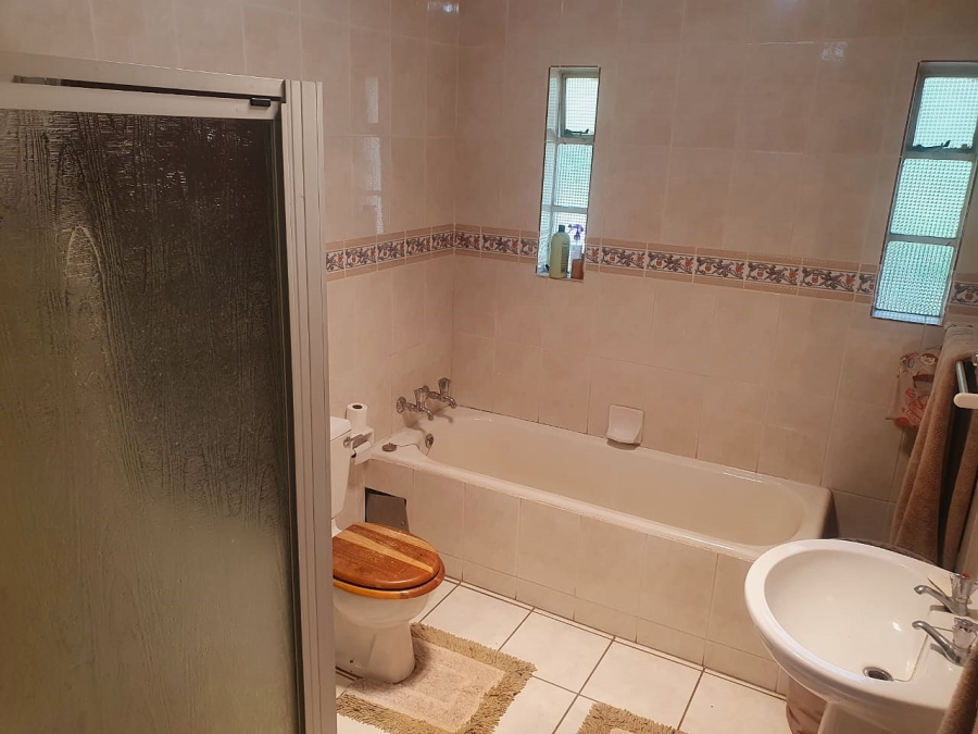 5 Bedroom Property for Sale in Eldoraigne Gauteng