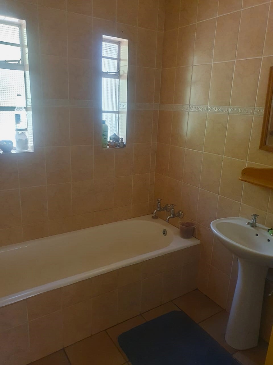 5 Bedroom Property for Sale in Eldoraigne Gauteng