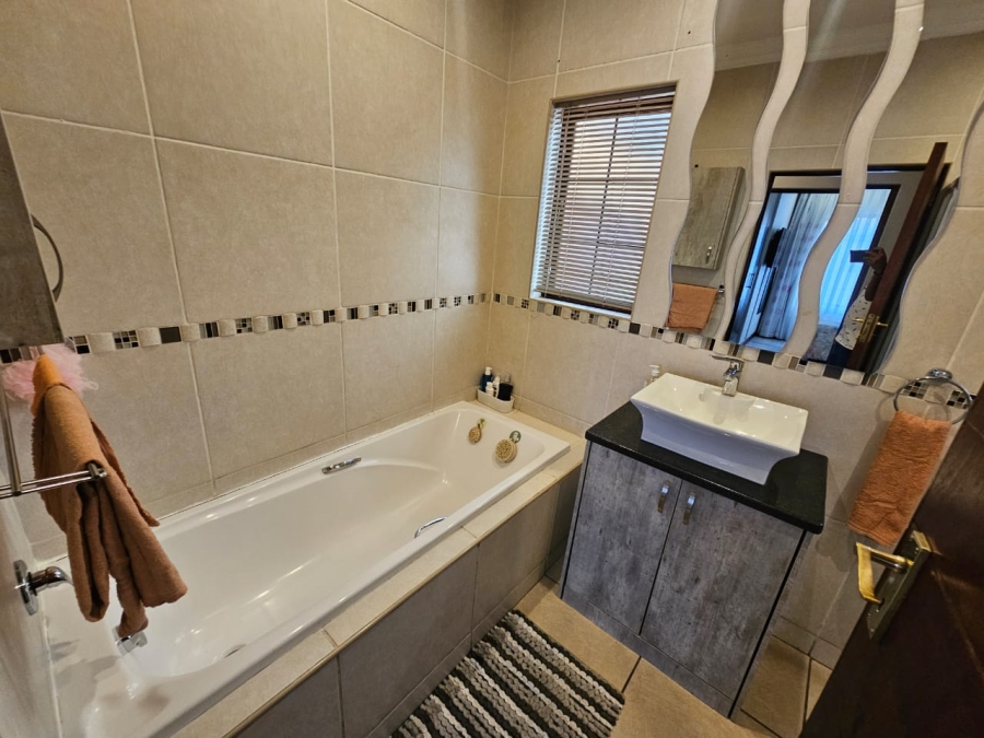 3 Bedroom Property for Sale in Thatchfield Hills Gauteng