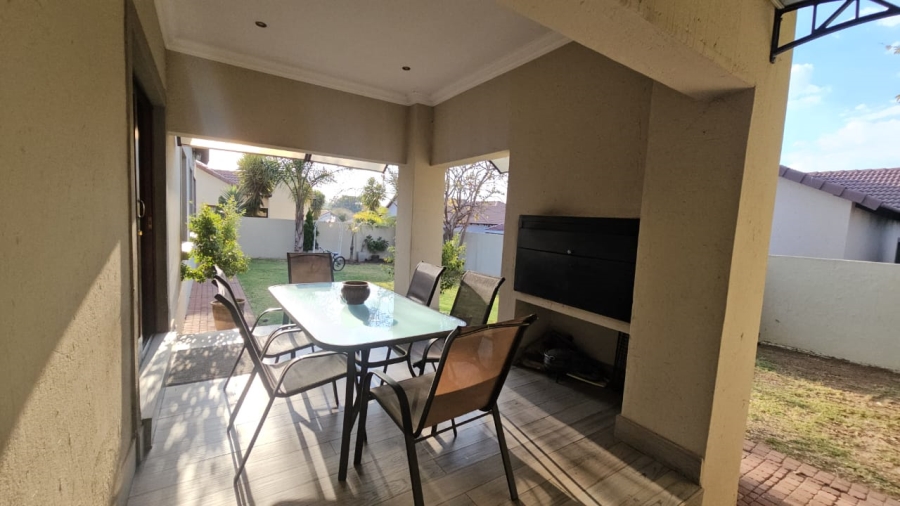 3 Bedroom Property for Sale in Thatchfield Hills Gauteng