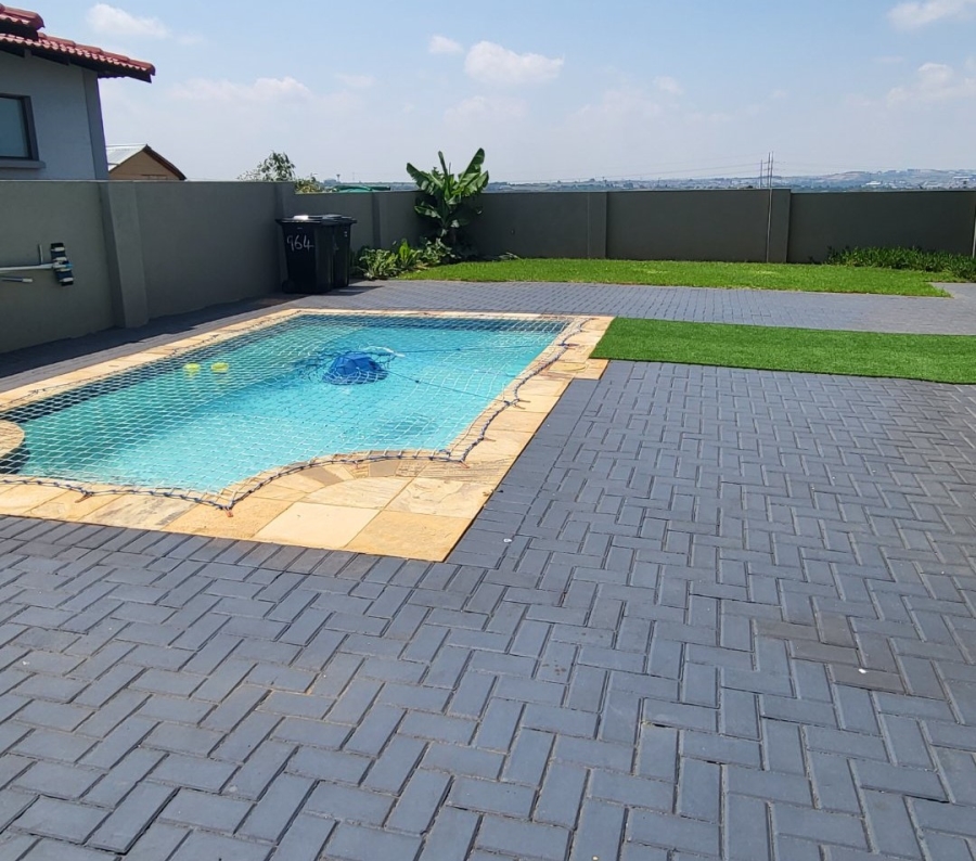 3 Bedroom Property for Sale in Halfway House Gauteng