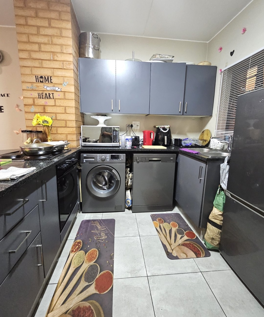 2 Bedroom Property for Sale in Vorna Valley Gauteng