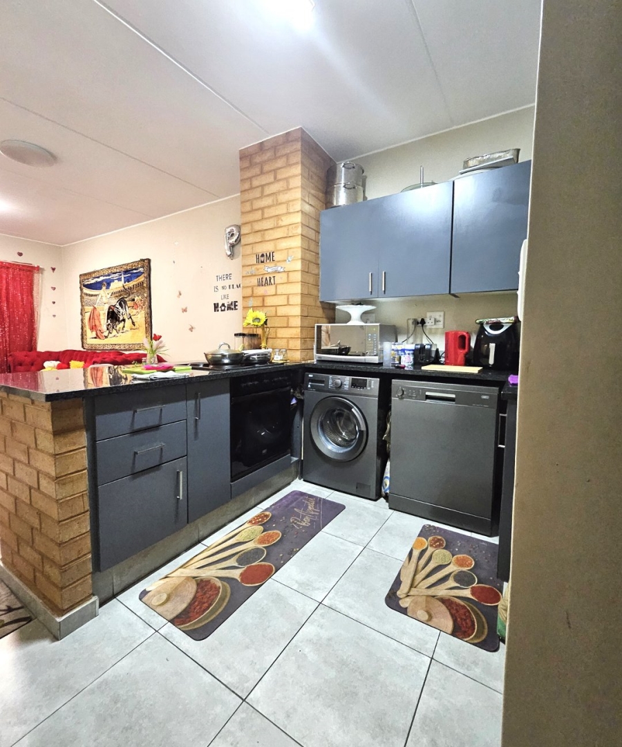 2 Bedroom Property for Sale in Vorna Valley Gauteng