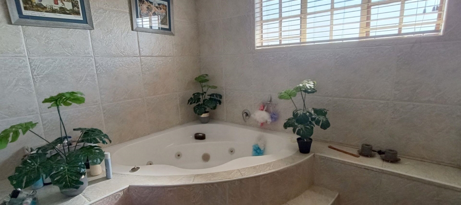 5 Bedroom Property for Sale in Theresa Park Gauteng