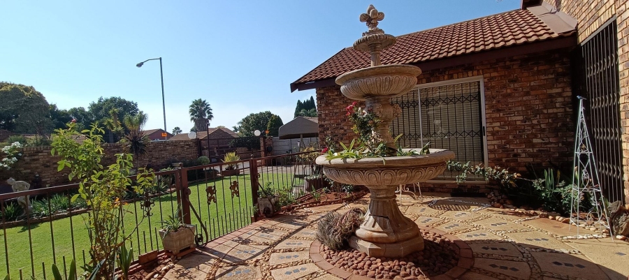 5 Bedroom Property for Sale in Theresa Park Gauteng