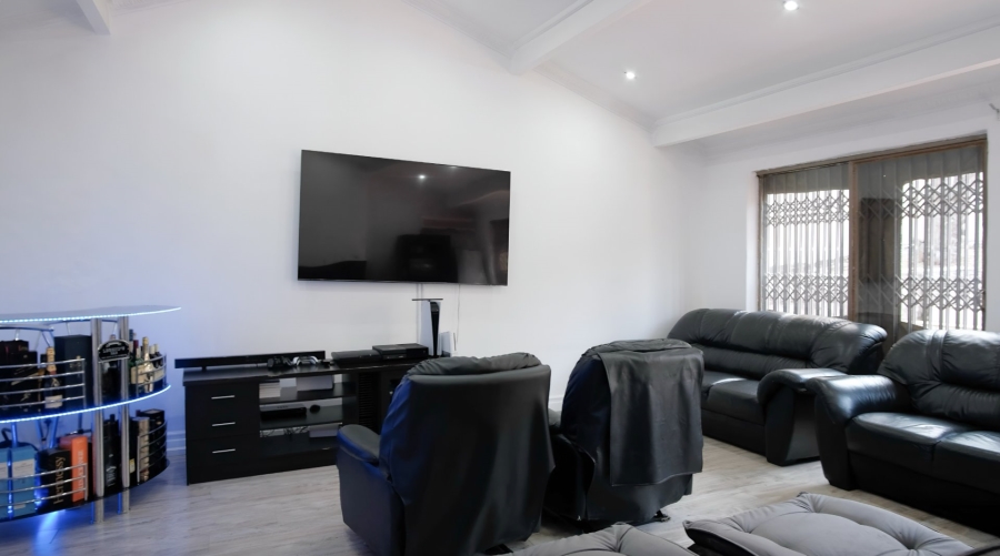 7 Bedroom Property for Sale in Glenvista Gauteng