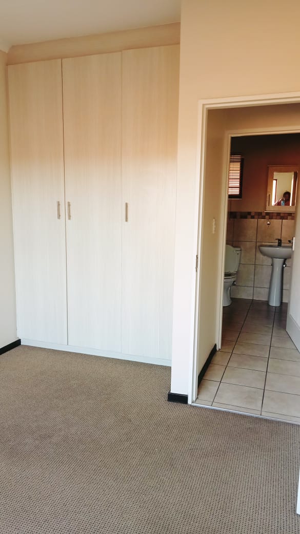1 Bedroom Property for Sale in Featherbrooke Hills Retirement Gauteng