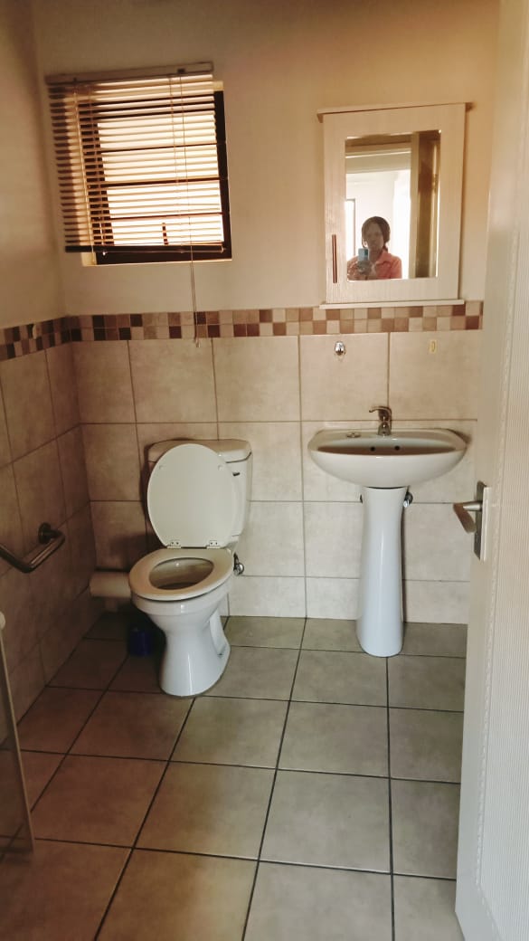1 Bedroom Property for Sale in Featherbrooke Hills Retirement Gauteng