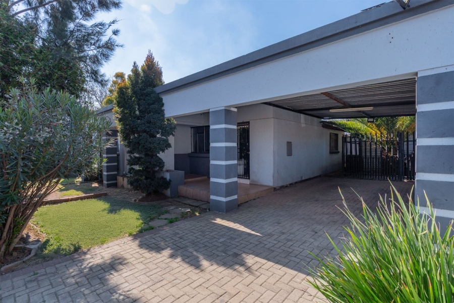 5 Bedroom Property for Sale in Edenvale Central Gauteng