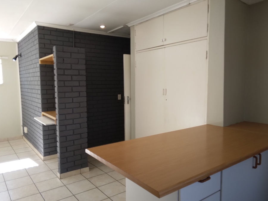 To Let 1 Bedroom Property for Rent in Vorna Valley Gauteng